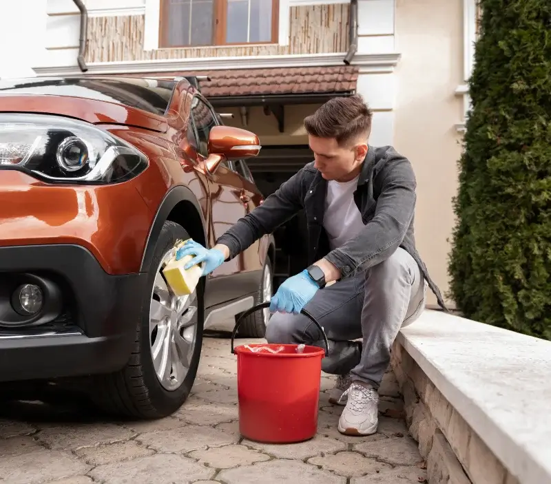 Lavage auto à domicile Saint-Chamassy : professionnel intervenant sur un véhicule